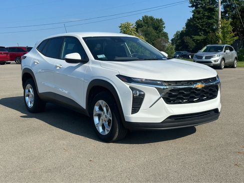 Used 2024 Chevrolet Trax LS w/ LS Convenience Package FWD image 3