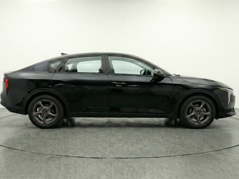Used 2025 Kia K4 LXS image 11
