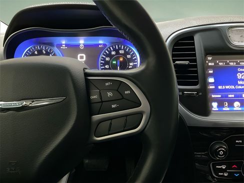 Used 2017 Chrysler 300 Limited image 27