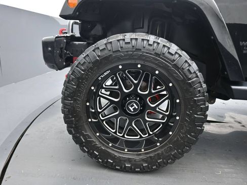 Used 2017 Jeep Wrangler Unlimited Sahara w/ Connectivity Group AWD/4WD image 40