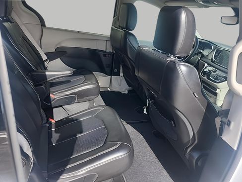 Used 2024 Chrysler Pacifica Touring-L FWD image 7