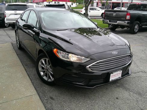 Used 2017 Ford Fusion SE w/ Fusion SE Technology Package FWD image 4