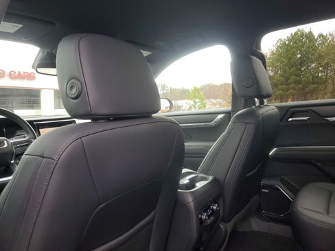 Used 2024 GMC Acadia Elevation image 8