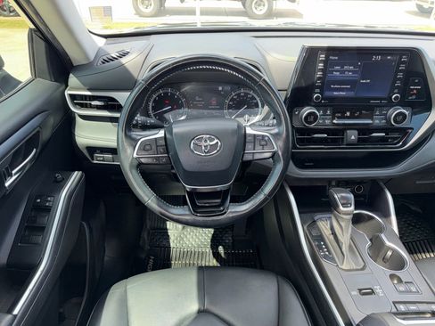 Used 2020 Toyota Highlander XLE image 26