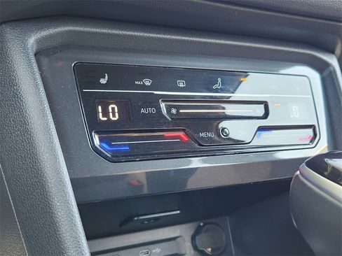 Used 2024 Volkswagen Tiguan SE image 13