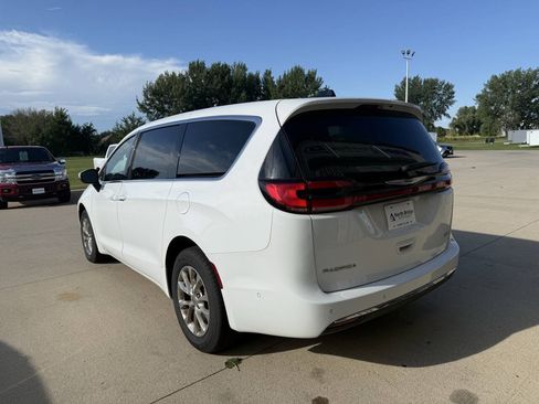 Used 2023 Chrysler Pacifica Touring-L AWD/4WD image 4