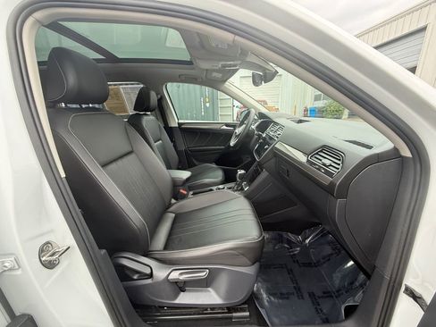 Used 2022 Volkswagen Tiguan SE w/ Panoramic Sunroof Package AWD/4WD image 27