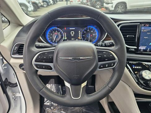 Used 2023 Chrysler Pacifica Limited FWD image 28