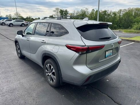 Used 2023 Toyota Highlander XLE AWD/4WD image 5