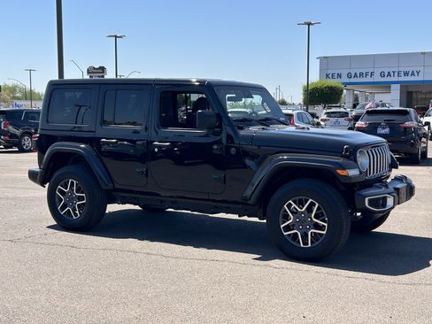 Used 2025 Jeep Wrangler Unlimited Sahara AWD/4WD image 7
