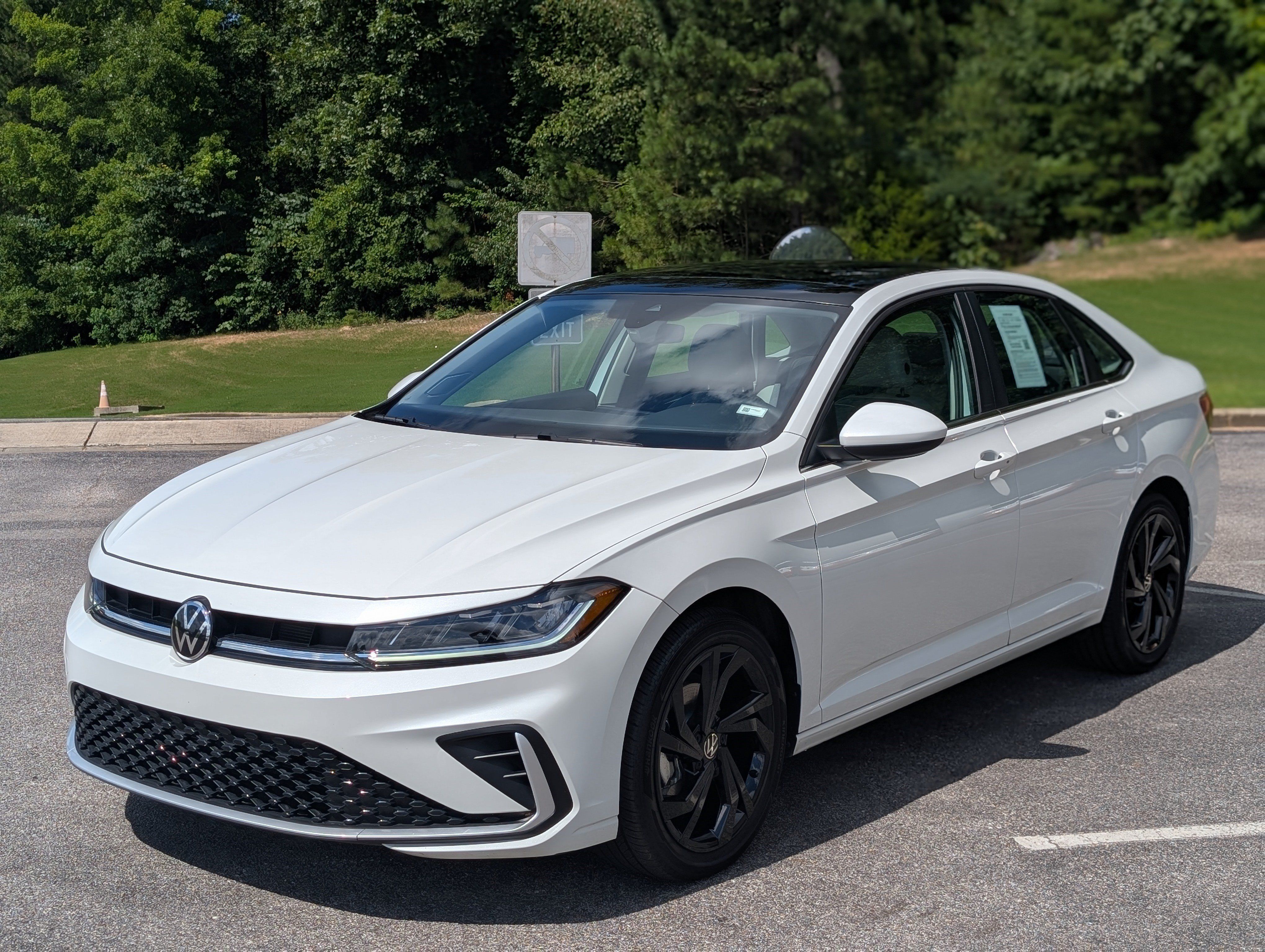 Used 2025 Volkswagen Jetta SE w/ Sunroof Package FWD image 5