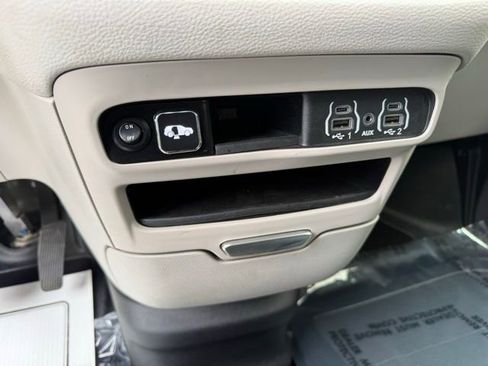 Used 2023 Chrysler Pacifica Touring-L FWD image 14
