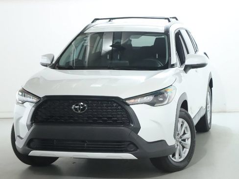 Used 2024 Toyota Corolla Cross LE FWD image 3