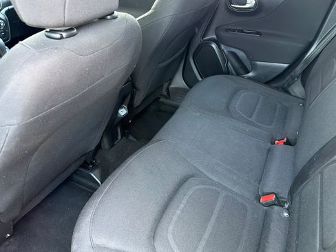 Used 2019 Jeep Renegade Latitude FWD image 13