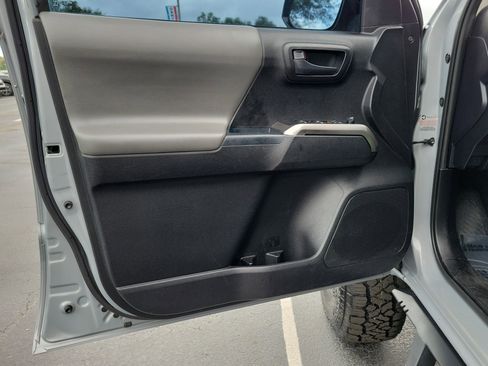 Used 2021 Toyota Tacoma SR5 w/ SR5 Appearance Package (SM) RWD image 17