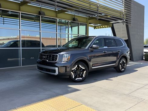 Used 2025 Kia Telluride S FWD image 1