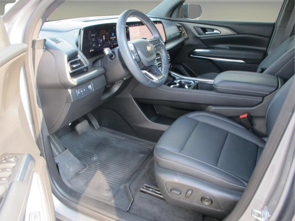 Used 2025 Chevrolet Traverse LT w/ Driver Confidence Package FWD image 9