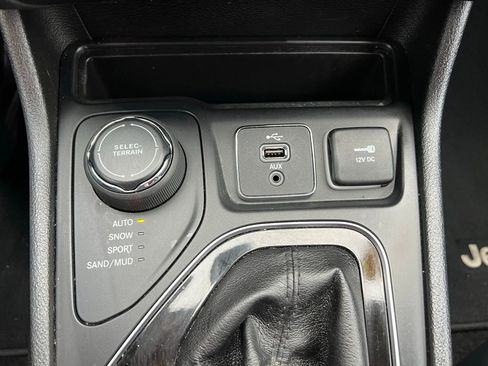 Used 2019 Jeep Cherokee Limited image 30