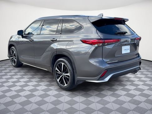 Used 2022 Toyota Highlander XSE FWD image 3