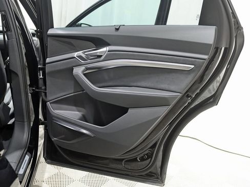 Used 2022 Audi e-tron S Prestige w/ Prestige Package image 38