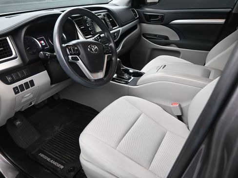 Used 2019 Toyota Highlander LE image 9