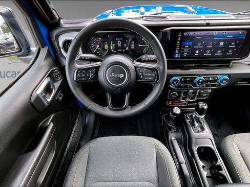 Used 2024 Jeep Wrangler Unlimited AWD/4WD image 17