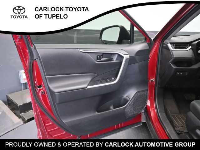 Used 2019 Toyota RAV4 LE FWD image 12