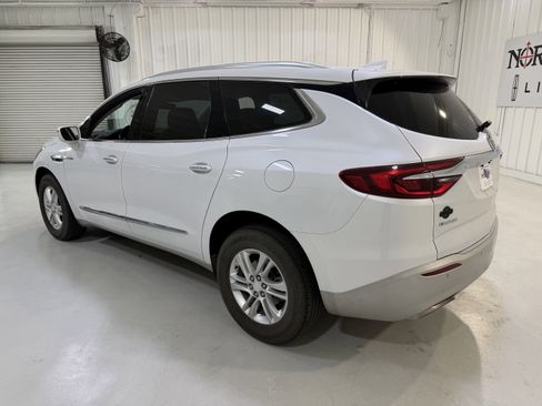 Used 2018 Buick Enclave Essence image 3