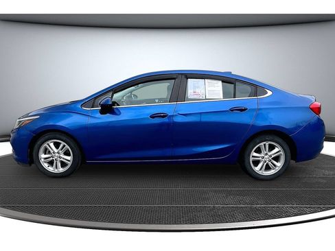 Used 2018 Chevrolet Cruze LT w/ Convenience Package FWD image 17