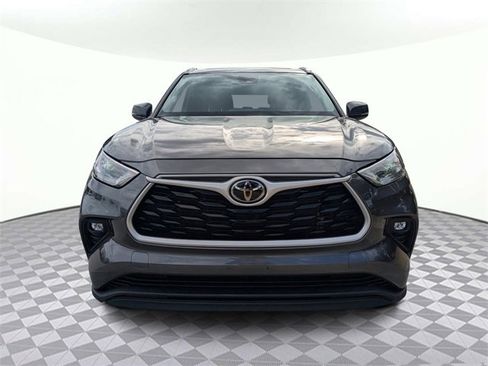 Used 2023 Toyota Highlander XLE image 9