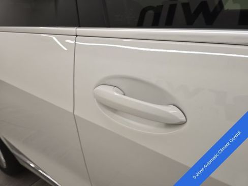 Used 2025 BMW X7 xDrive40i w/ Premium Package AWD/4WD image 11
