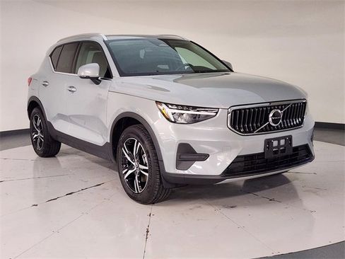 Used 2025 Volvo XC40 B5 Core image 7