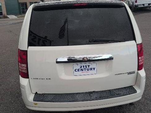 Used 2009 Chrysler Town & Country Touring FWD image 9