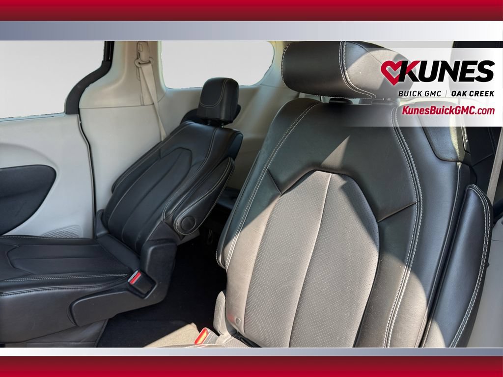 Used 2024 Chrysler Pacifica Touring-L FWD image 31