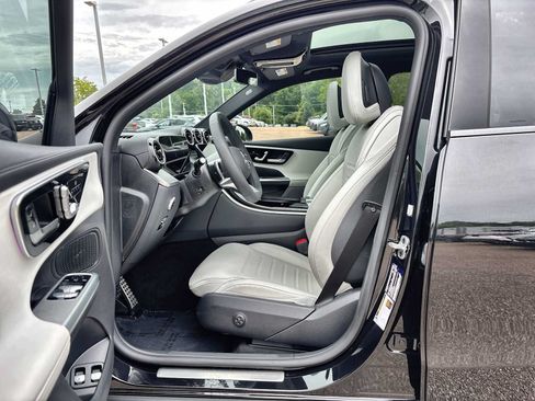 Used 2025 Mercedes-Benz GLC 350e 4MATIC image 2
