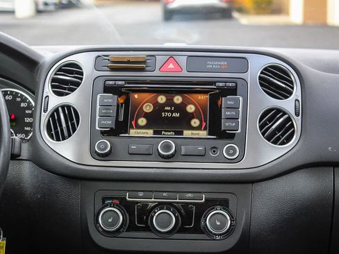 Used 2011 Volkswagen Tiguan SE image 21