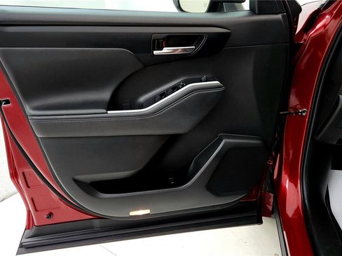 Used 2024 Toyota Highlander XLE AWD/4WD image 23