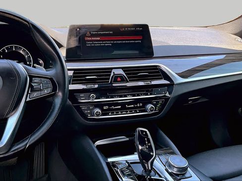 Used 2018 BMW 530i RWD image 9