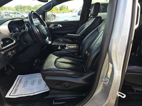 Used 2021 Chrysler Pacifica Touring-L w/ S Appearance Package FWD image 3