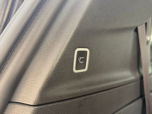 Used 2025 Chrysler Pacifica Select image 32