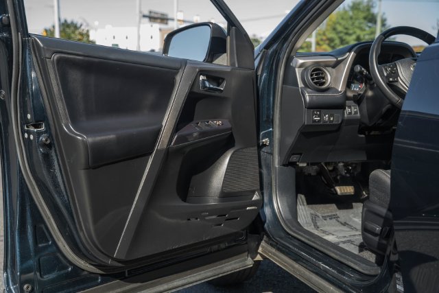 Used 2018 Toyota RAV4 XLE AWD/4WD image 32
