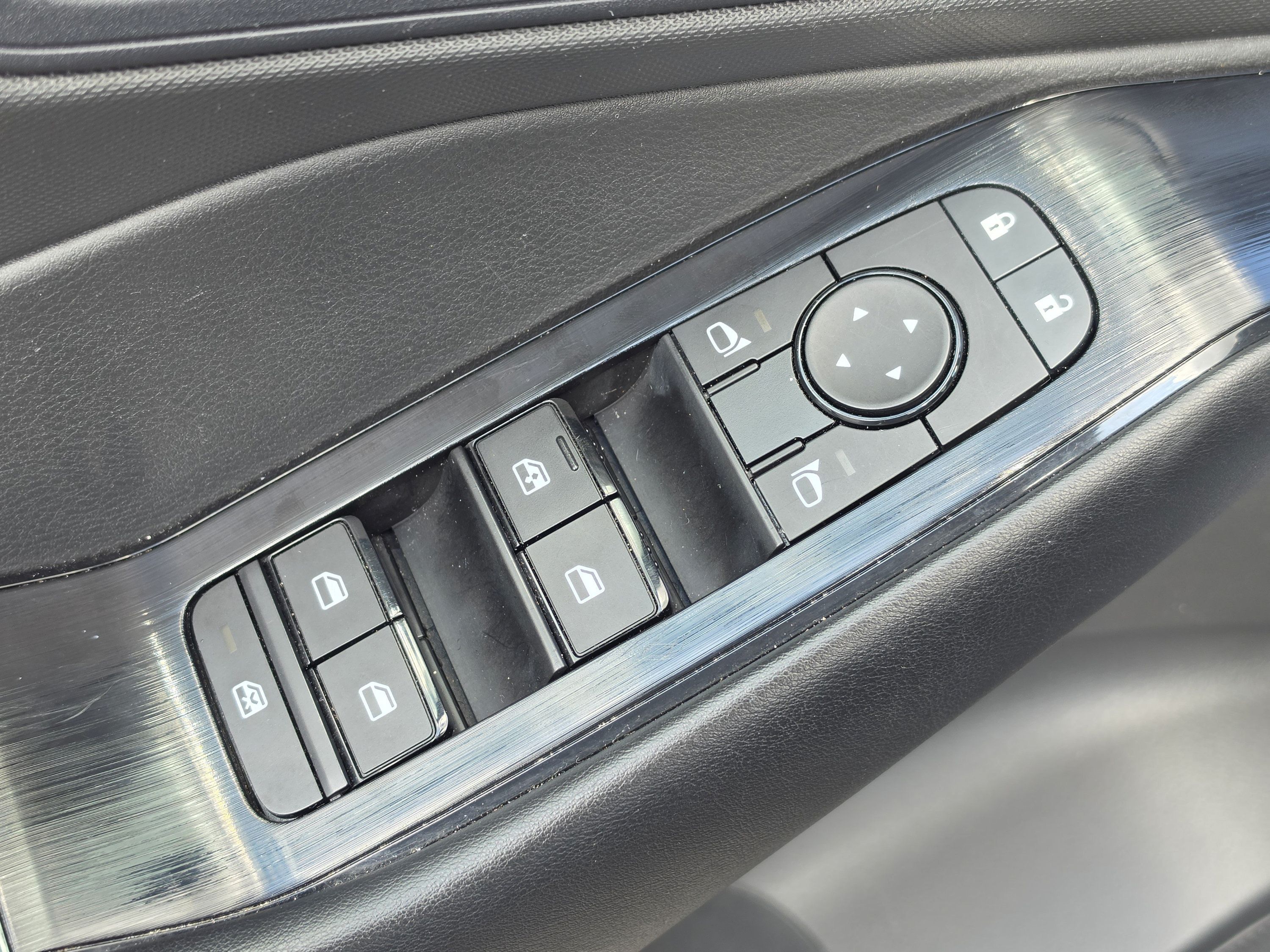 Used 2024 Nissan Rogue S AWD/4WD image 22