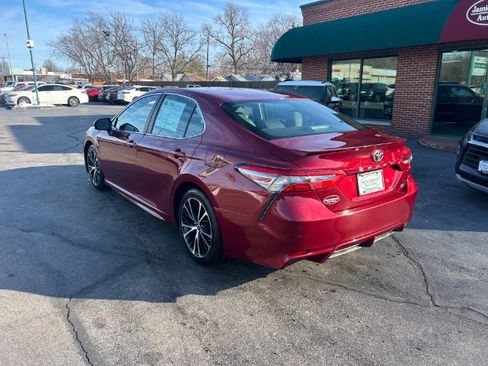 Used 2018 Toyota Camry LE image 3