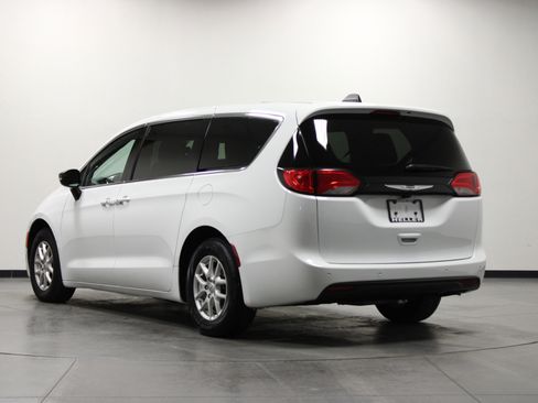 Used 2025 Chrysler Voyager LX FWD image 6
