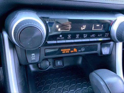 Used 2022 Toyota RAV4 LE image 30