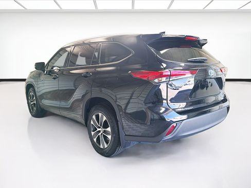 Used 2022 Toyota Highlander XLE AWD/4WD image 6
