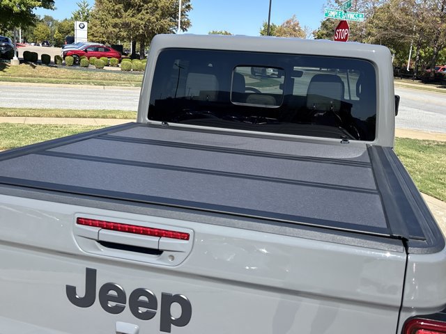 Used 2023 Jeep Gladiator Overland AWD/4WD image 6