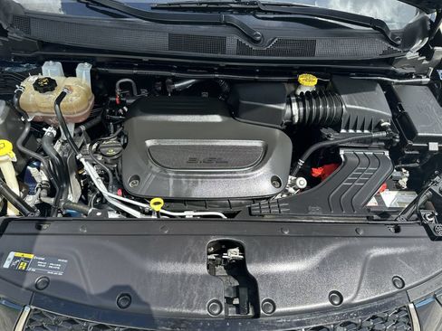 Used 2021 Chrysler Pacifica Touring-L FWD image 4