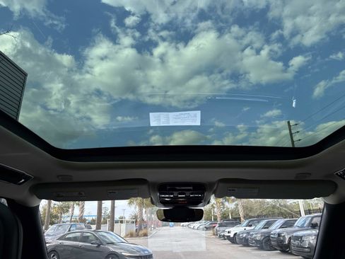 Certified 2025 Land Rover Range Rover SE image 18