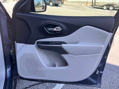 Used 2021 Jeep Cherokee Latitude Plus image 22